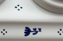 Keramická zásuvka, bílá malovaná, motiv kytičky