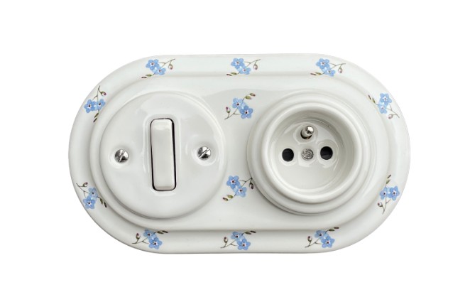 Keramická trojnásobná zásuvka / vypínač, biela maľovaná, NEZÁBUDKY